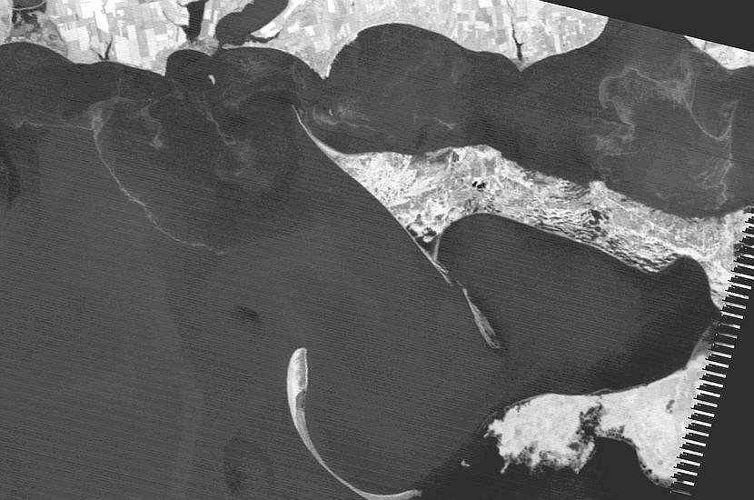 Blue�Green algae bloom manifestation in optical and thermal data of ETM+